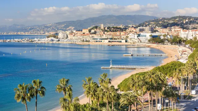 Vue sur la Croisette et les plages de Cannes au printemps, sous un ciel bleu
