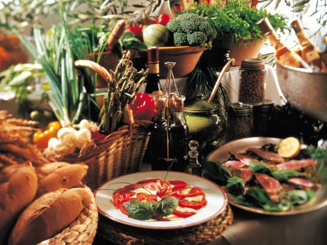 Brunch gourmand au Majestic à Cannes avec produits frais, pains artisanaux, légumes de saison et spécialités azuréennes.