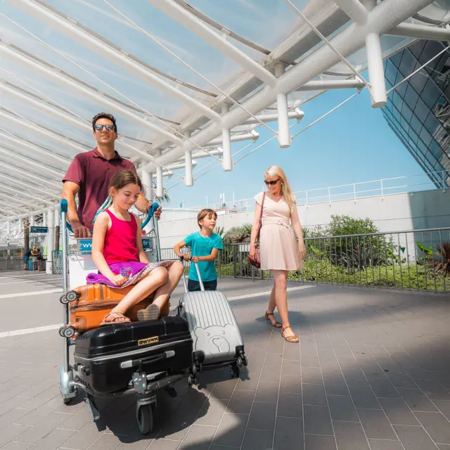Famille Aeroport Nice Cote D Azur Cote D Azur France Tourisme Olivier Puydebois 1200px
