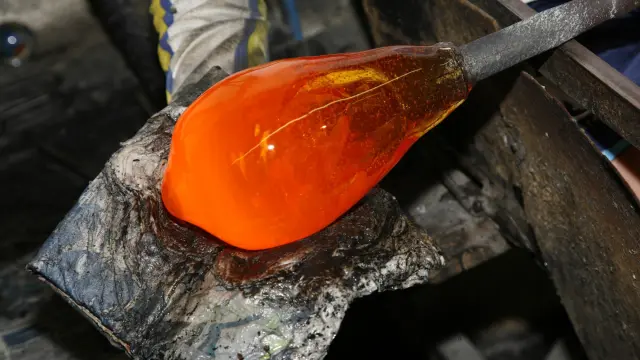 Souffleur de verre en pleine création d’une pièce en verre en fusion à Biot, ville emblématique de l’art verrier.