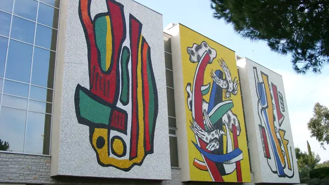 Mosaïques colorées de Fernand Léger sur la façade du musée national à Biot.