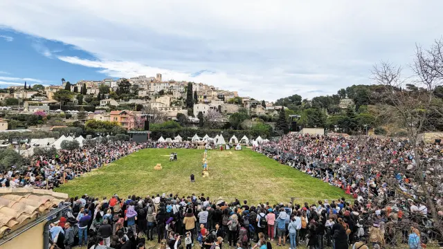 Vue du village de Biot lors d’un grand événement festif rassemblant une foule de spectateurs autour d’un terrain d’animation médiévale.