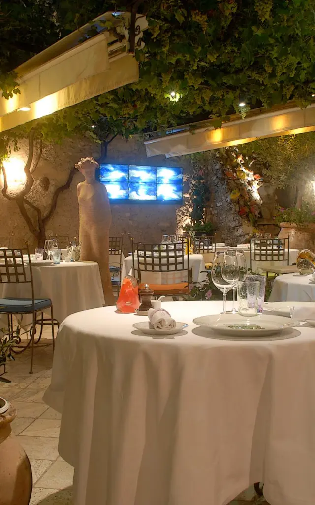 Terrasse du restaurant gastronomique Les Terraillers à Biot, élégamment décorée avec une ambiance végétale et chaleureuse.