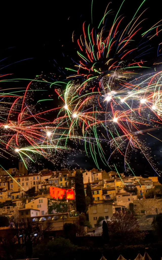 Feu d’artifice éclatant illuminant le ciel nocturne au-dessus du village de Biot lors d’une célébration festive.