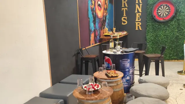 Coin détente avec tables tonneaux, tapas et jeu de fléchettes à la Brasserie Marius à Villeneuve-Loubet.