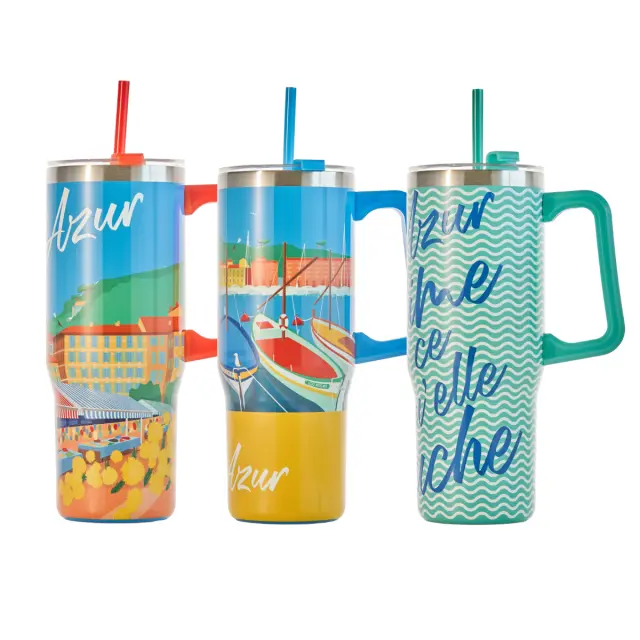 Mugs isothermes avec couvercle, poignée et paille, décorés d’illustrations colorées inspirées de la Méditerranée. Trois modèles disponibles.