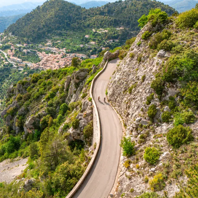 Cyclisme dans le Pays des Paillons avec vue sur Peille