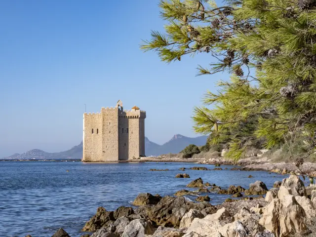17fi066430 Cannes, Isole di Lérins, Isola di Saint-Honorat, monastero fortificato. Foto di H. Lagarde