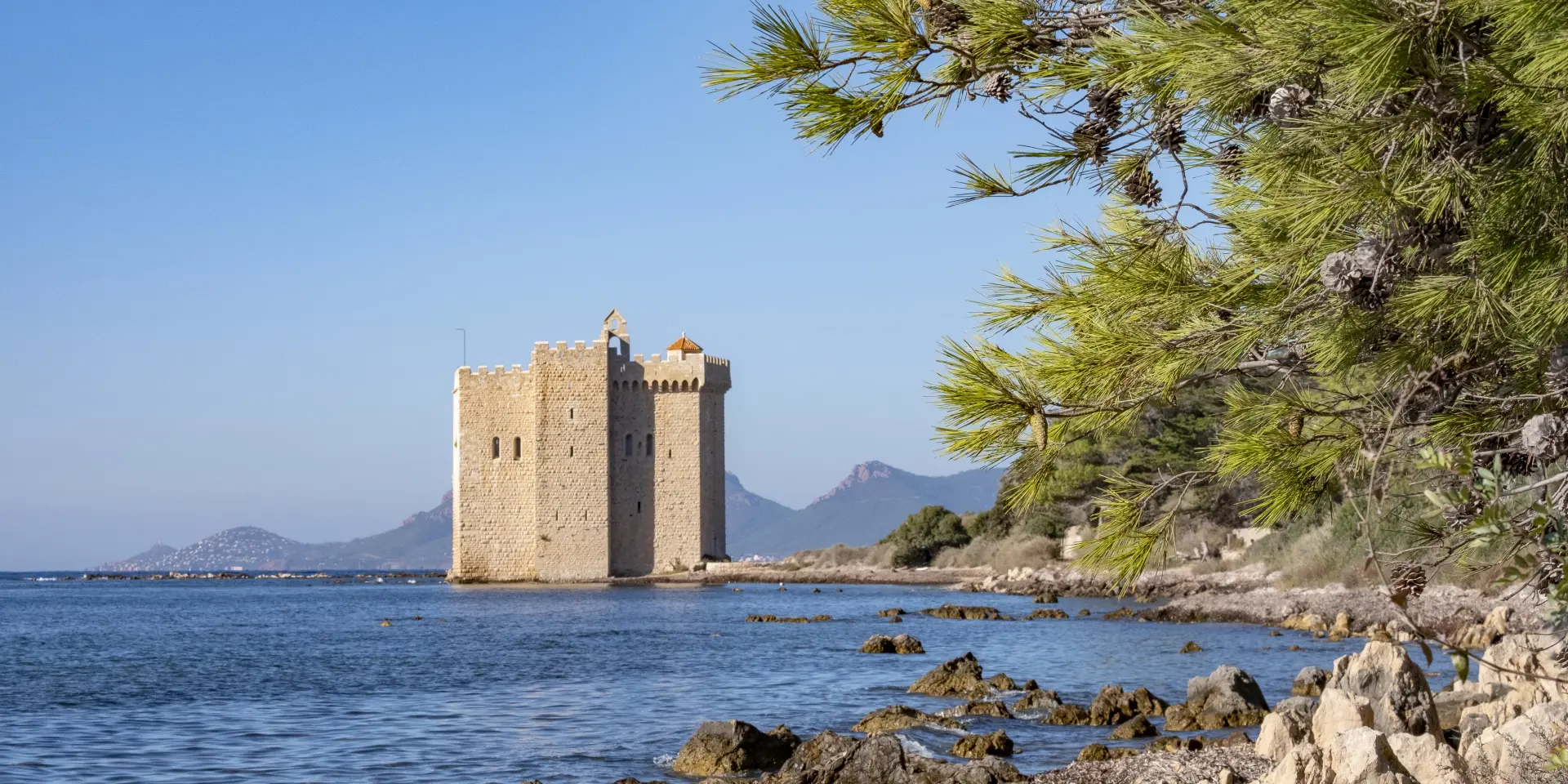 17fi066430 Cannes, Isole di Lérins, Isola di Saint-Honorat, monastero fortificato. Crediti: H. Lagarde 1