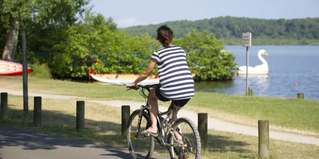 Piste cyclable au bord du lac de Léon