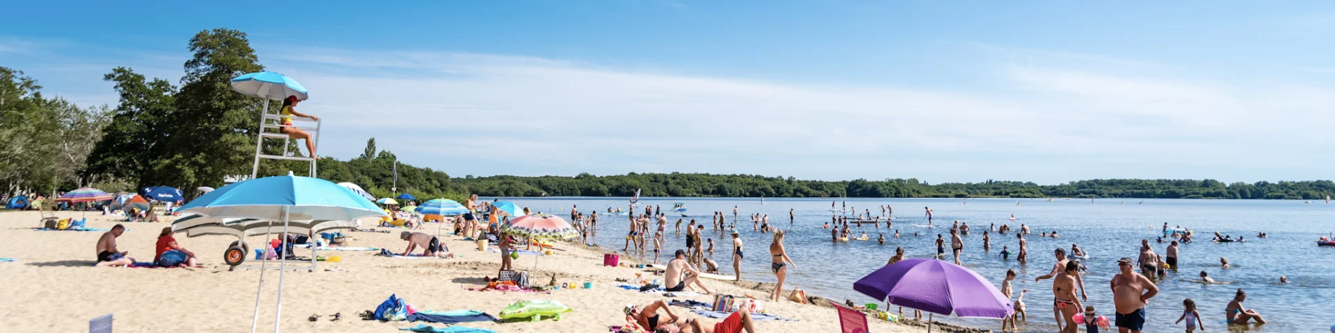 Le lac de léon, ce sont deux plages (qui acceptent les chiens et sont surveillées en été), et proposent de nombreuses activités nautiques entre autres... mais aussi le départ du Courant d'Huchet. C'est un petit havre de paix et de tranquillité pour les familles.