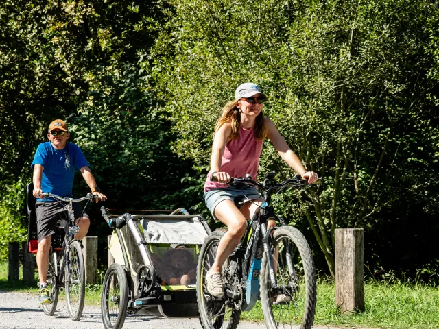 Piste cyclable et randonnée à Léon, proche du Lac