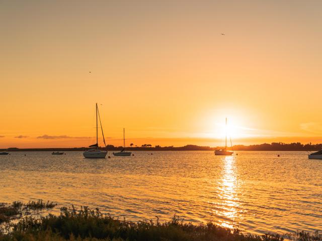 Soleil couchant sur le havre de Regnéville sur mer