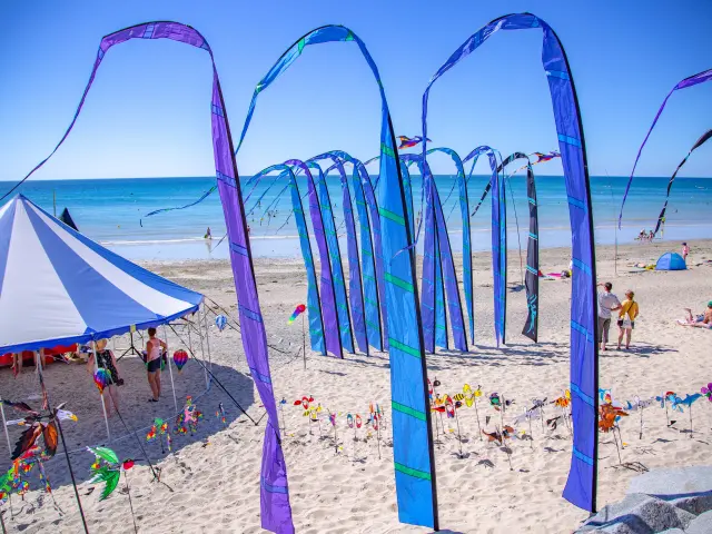 Segelboote am Strand mit bunten Strukturen im Hintergrund