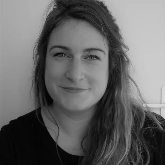 Portrait en noir et blanc d'une femme souriante avec de longs cheveux