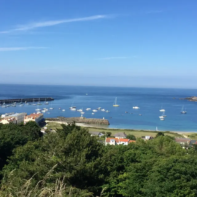Küstenort mit Marina und festgemachten Booten