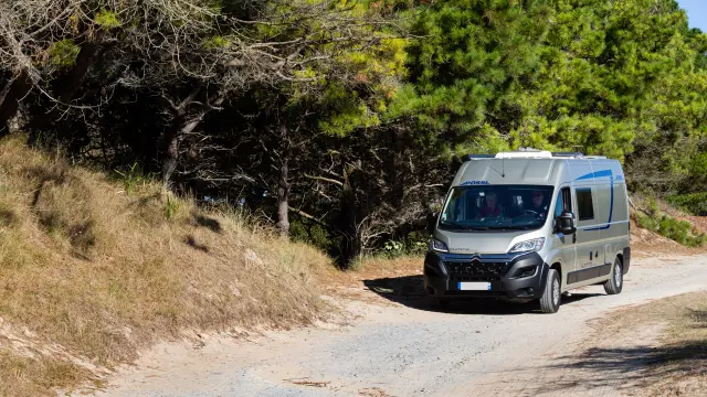 Camionnette grise sur une route de campagne