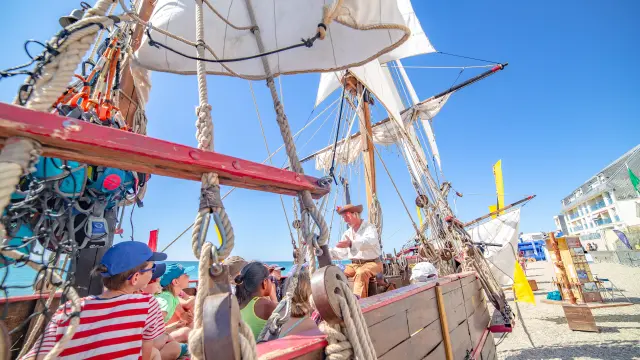 Groupe de personnes sur un bateau à voile avec un capitaine
