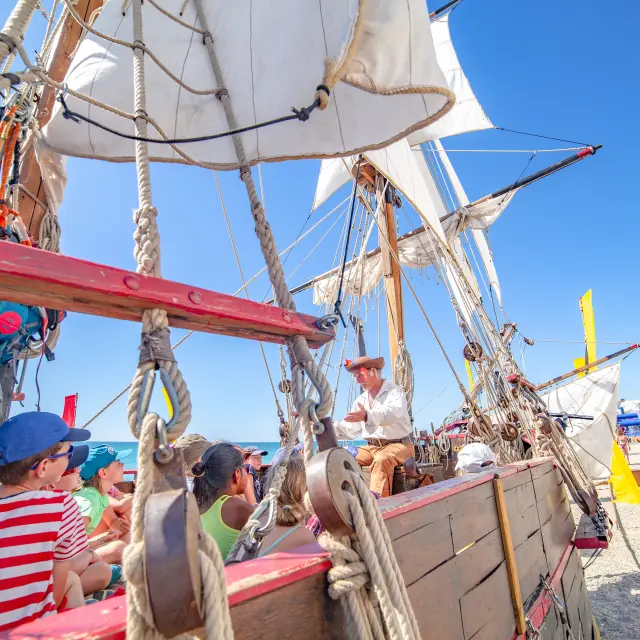 Groupe de personnes sur un bateau à voile avec un capitaine