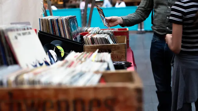 Personne feuilletant des disques vinyles dans un marché de disques vintage