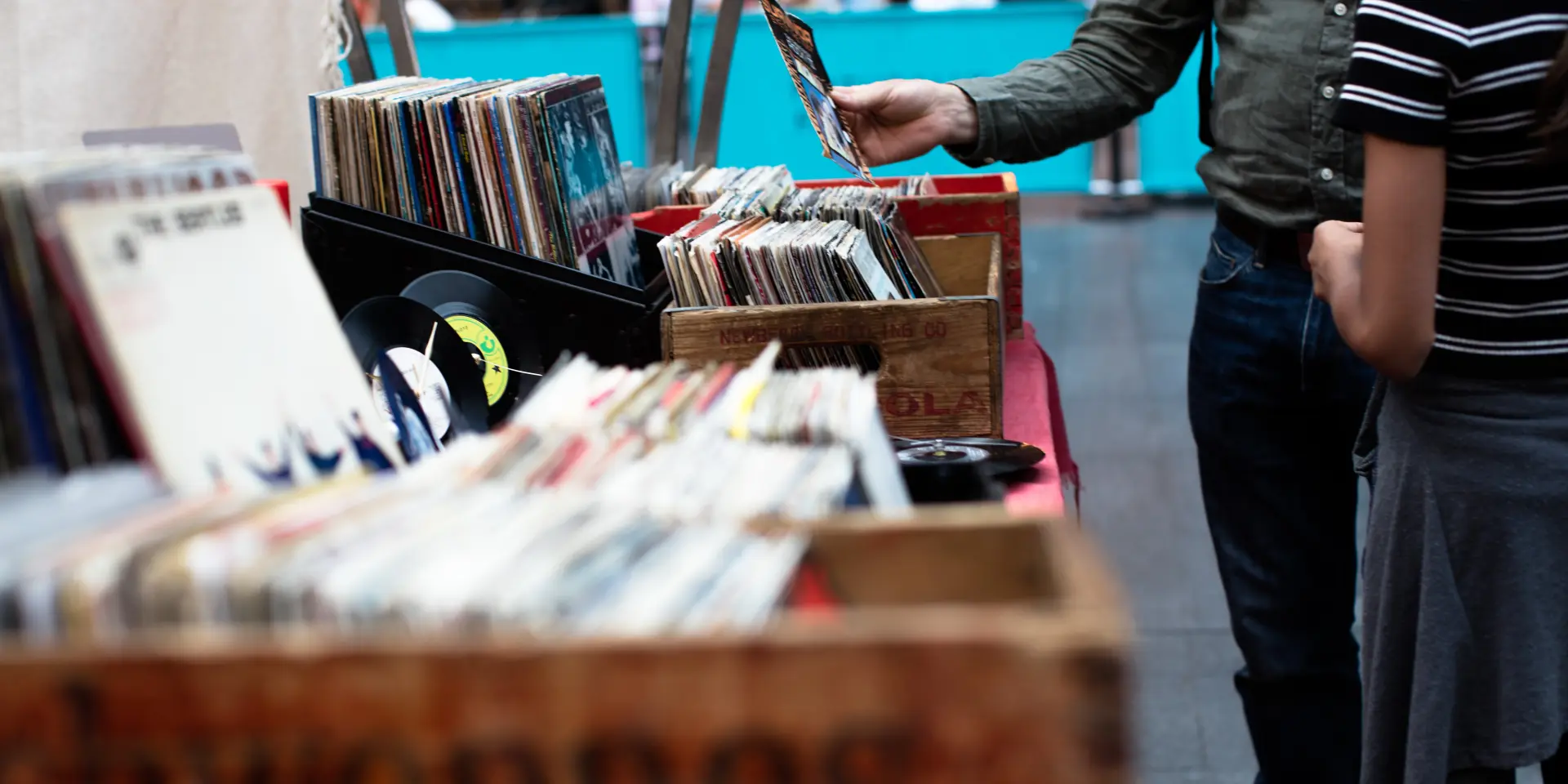 Personne feuilletant des disques vinyles dans un marché de disques vintage