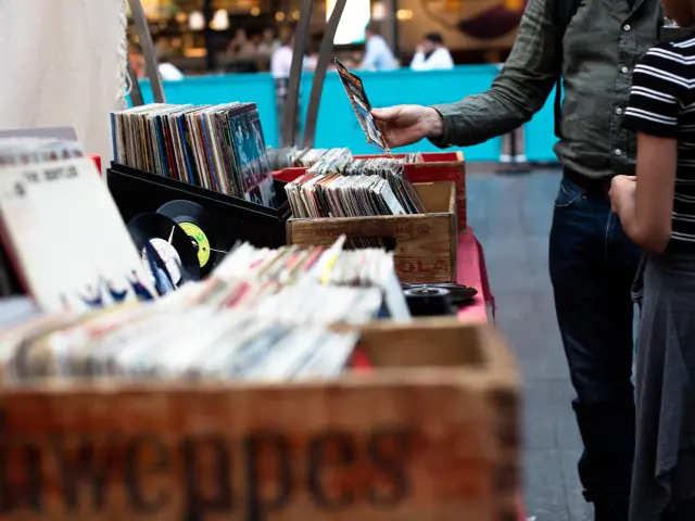 Segelboote am Kai in einem Hafen mit Lichtreflexen auf den Segeln
