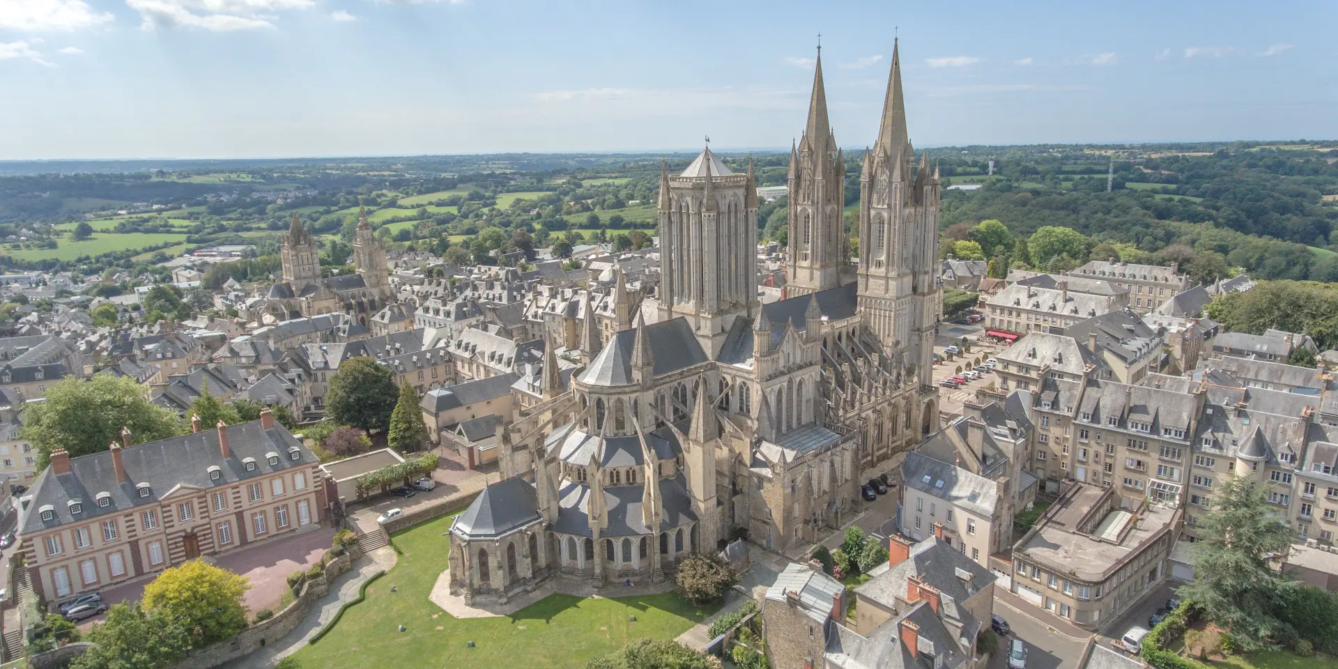Vue aérienne d'une cathédrale médiévale en Bretagne
