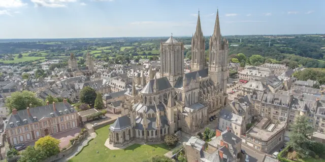 Vue aérienne d'une cathédrale médiévale en Bretagne