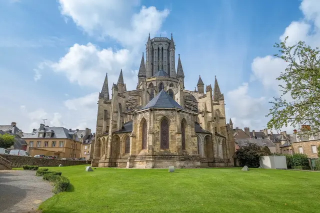 Cathédrale gothique avec des flèches pointues et un ciel bleu