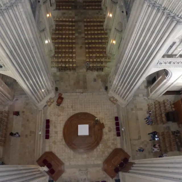 Vue aérienne de l'intérieur d'une cathédrale avec des colonnes et des rangées de chaises