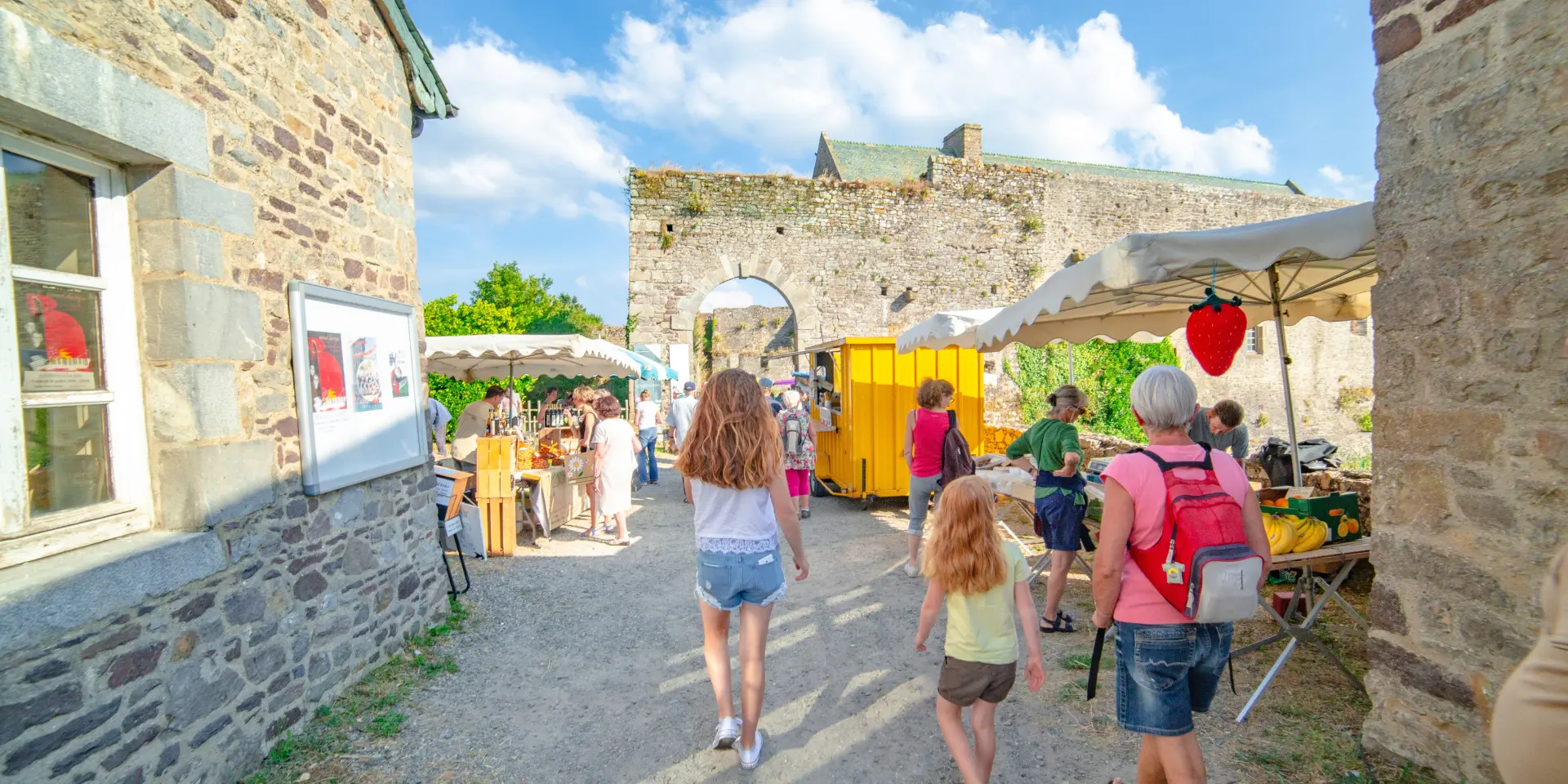 Marché du vendredi au château de Regnéville sur Mer