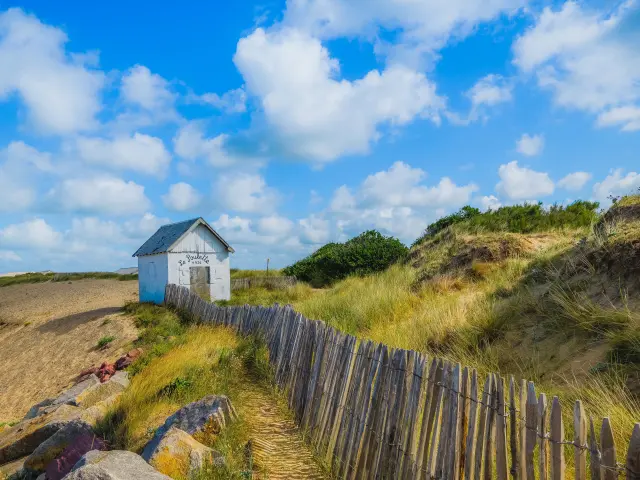 Plage et cabane de la poulette à Agon Coutainville