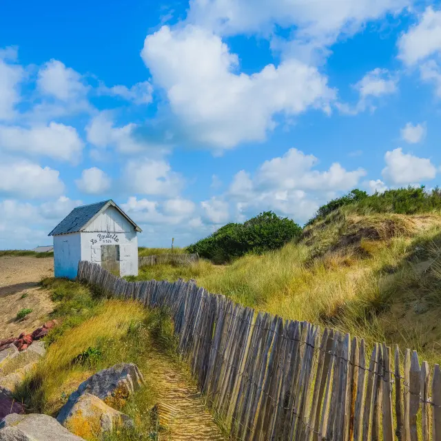 Plage et cabane de la poulette à Agon Coutainville