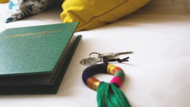 Tauchmaske, Schnorchel und Flossen auf einem Schreibtisch mit einem Laptop