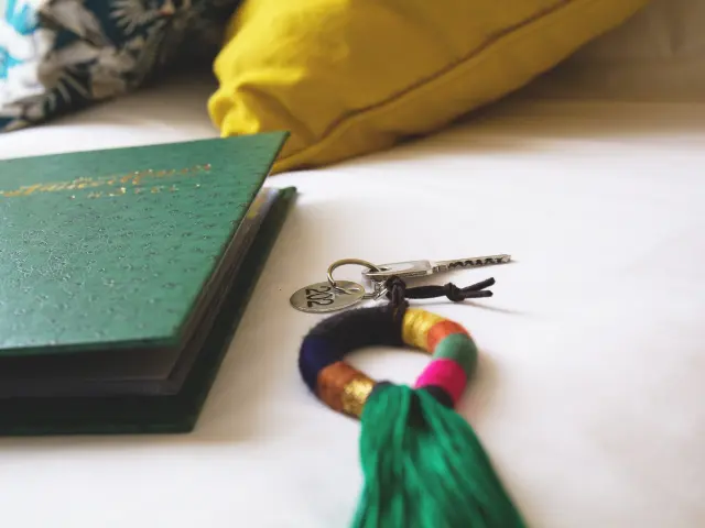 Masque de plongée, tuba et palmes posés sur un bureau avec un ordinateur portable