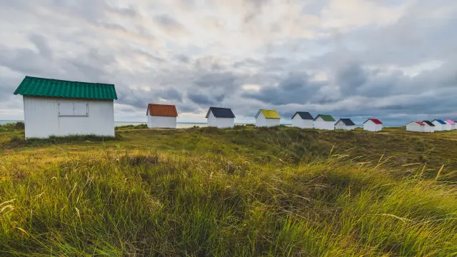 Cabines de plage de Gouville sur Mer sous un ciel gris