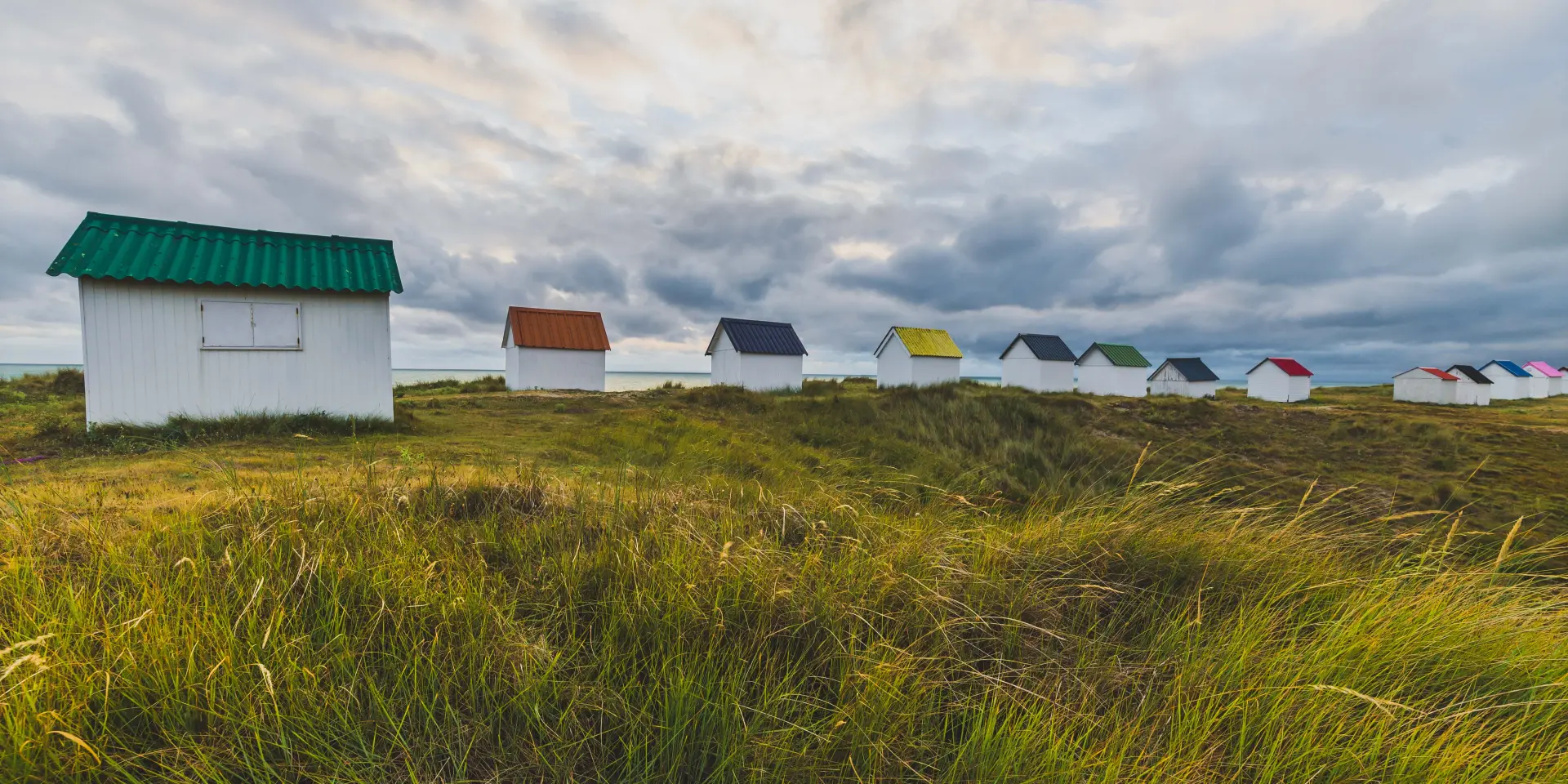 Cabines de plage de Gouville sur Mer sous un ciel gris