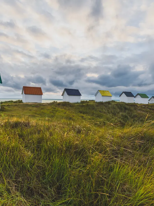 Cabines de plage de Gouville sur Mer sous un ciel gris