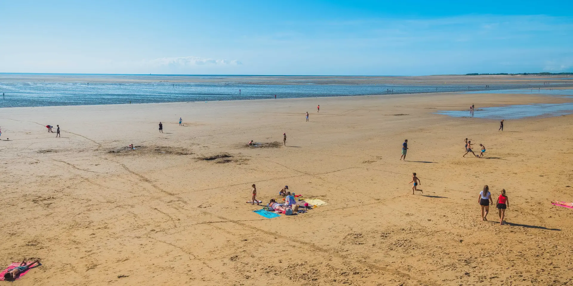 Menschen genießen den Strand an einem sonnigen Tag