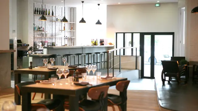 Intérieur d'un restaurant avec des tables et des chaises bien disposées