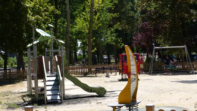 Aire de jeux à la mare de l'essay à Agon Coutainville