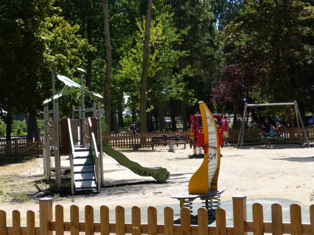 Aire de jeux à la mare de l'essay à Agon Coutainville