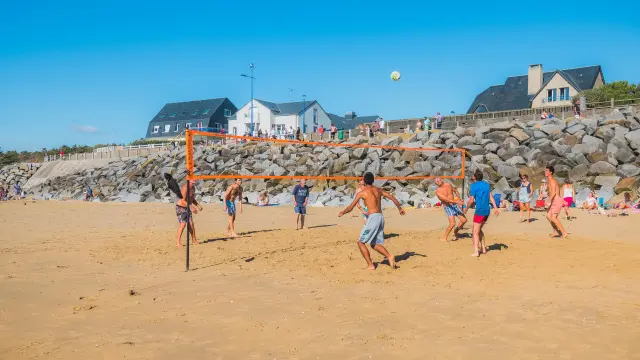 Groupe jouant au volley ball sur la plage de Hauteville sur Mer
