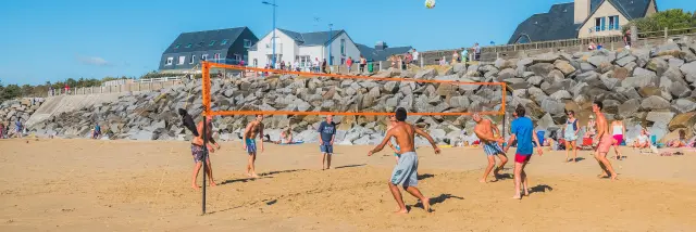 Groupe jouant au volley ball sur la plage de Hauteville sur Mer