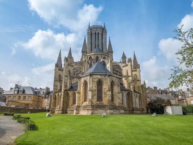 Cathédrale de Coutances avec des flèches pointues et des vitraux