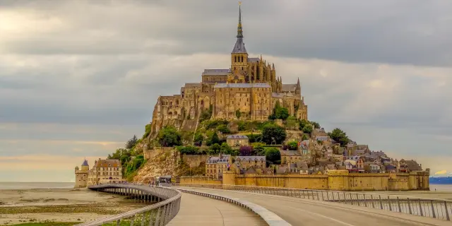 Mont Saint-Michel avec une route menant à la structure principale