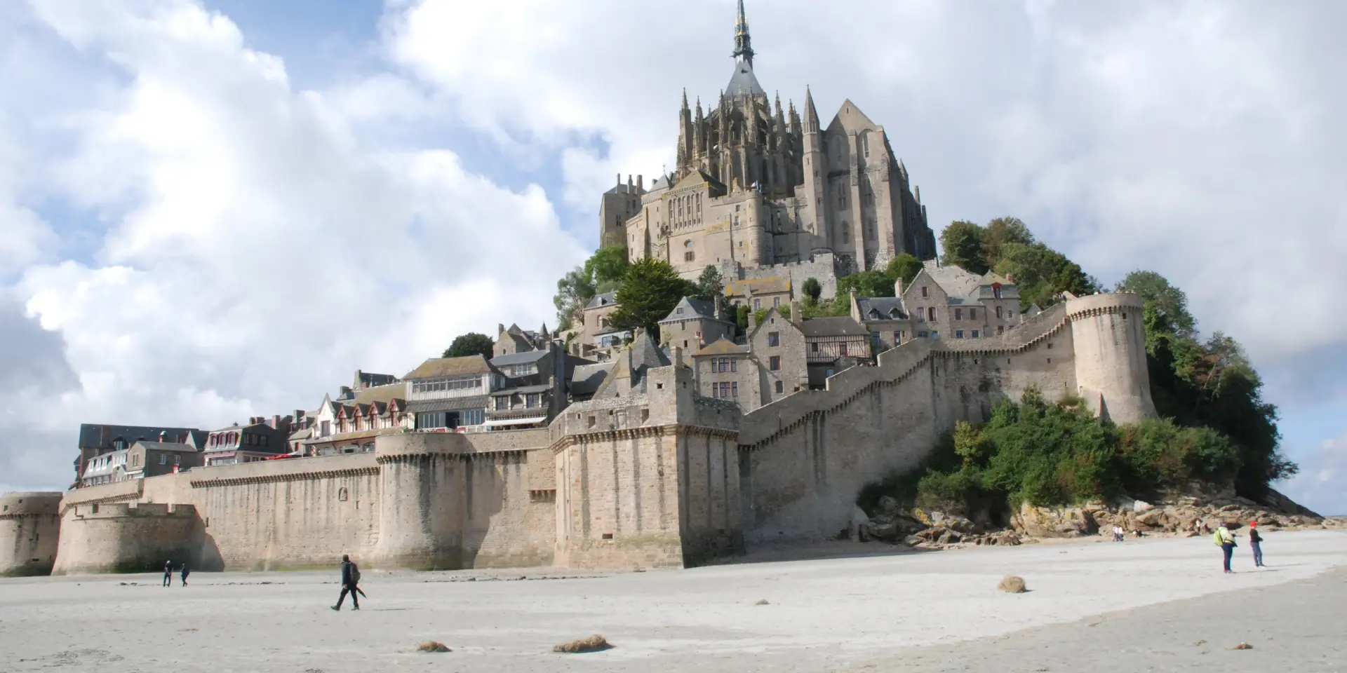 Mont Saint-Michel avec des visiteurs sur la plage