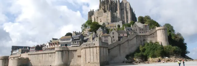 Mont Saint-Michel avec des visiteurs sur la plage