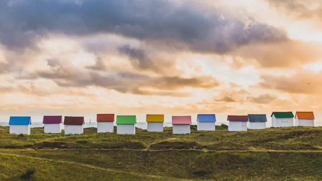 Voiliers amarrés dans un port coloré au coucher du soleil