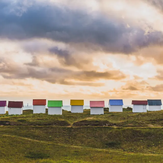 Cabines de Gouville sur Mer avec un ciel orageux et gris